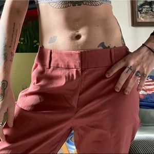 Mide rise, Slim leg; Hits above the ankle